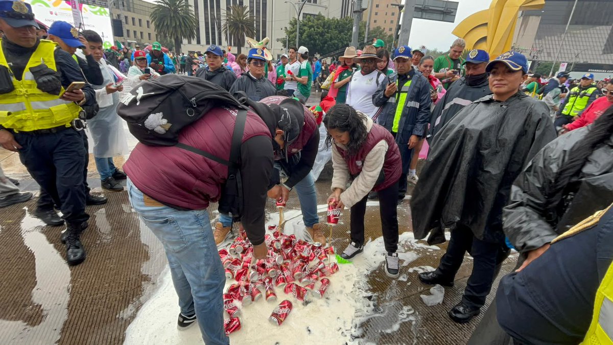 laprensaoem's tweet photo. 🚨 Con corte a las 16:00 horas, se realizó el decomiso y destrucción de 4,897 latas y 154 botellas de alcohol en el corredor de Paseo de la Reforma, Monumento a la Revolución y Av. Juárez. 🚧👮‍♂️

📸: Gobierno de la CDMX https://t.co/gzk7mmwQw9