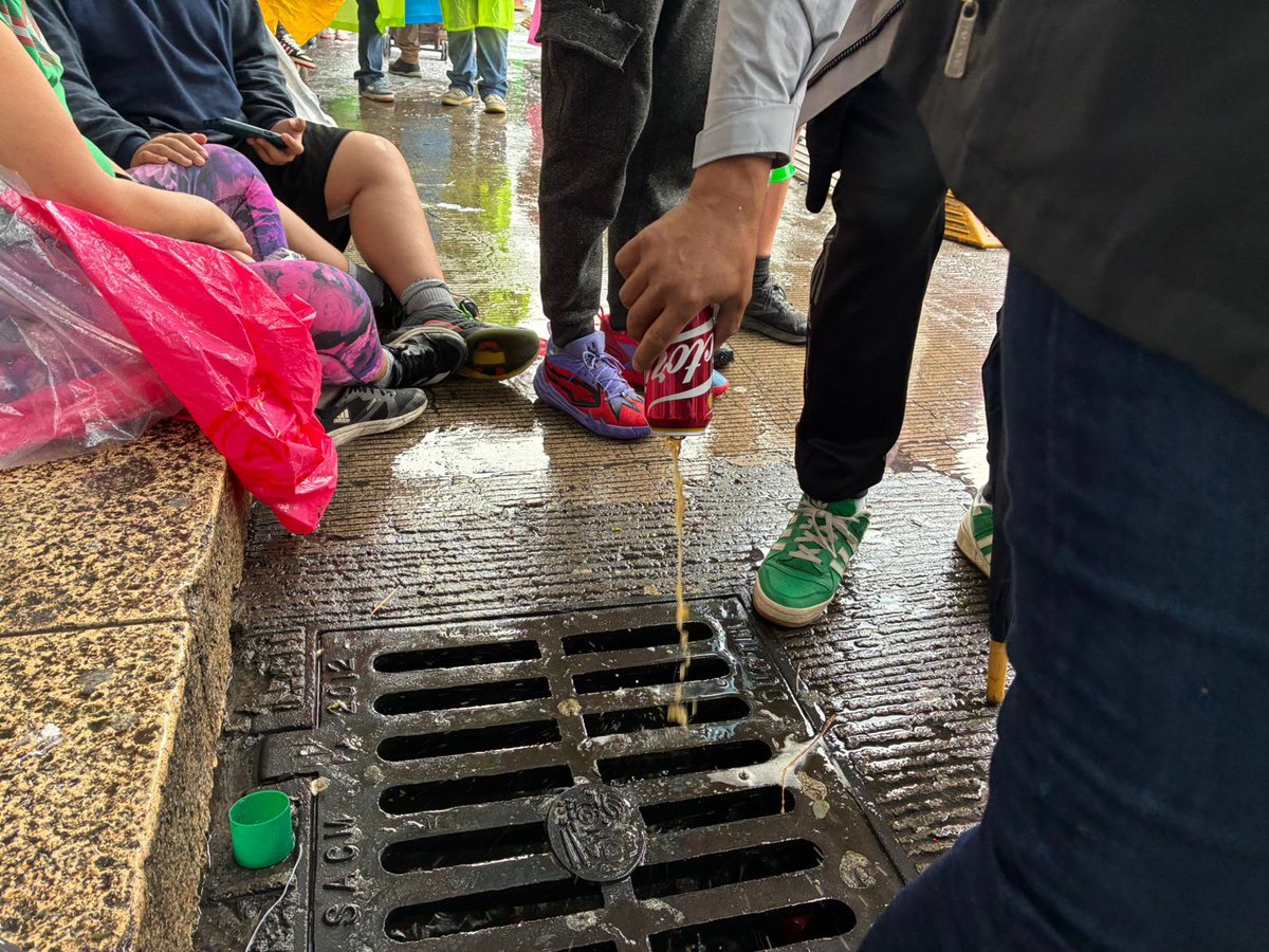 laprensaoem's tweet photo. 🚨 Con corte a las 16:00 horas, se realizó el decomiso y destrucción de 4,897 latas y 154 botellas de alcohol en el corredor de Paseo de la Reforma, Monumento a la Revolución y Av. Juárez. 🚧👮‍♂️

📸: Gobierno de la CDMX https://t.co/gzk7mmwQw9