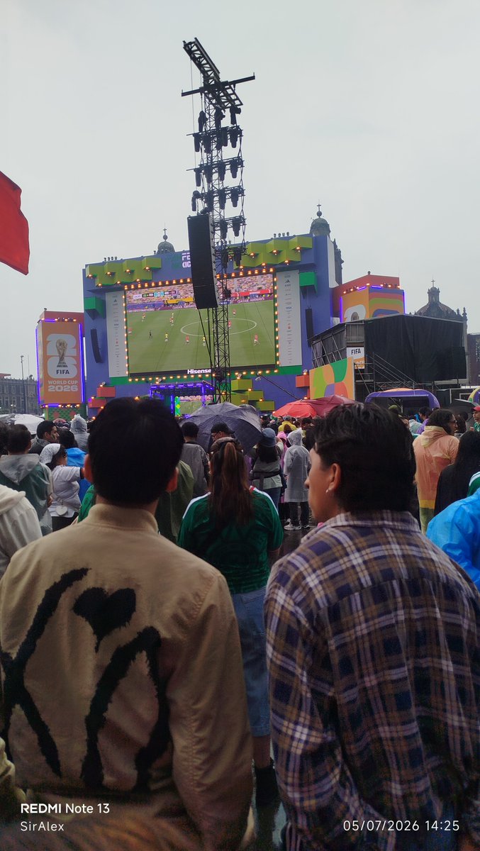 SirAlexSanchezD's tweet photo. @rosaicela_ @miseleccionmx @Claudiashein Está enorme la pantalla. 😍🥰 https://t.co/6B0NnCdC63