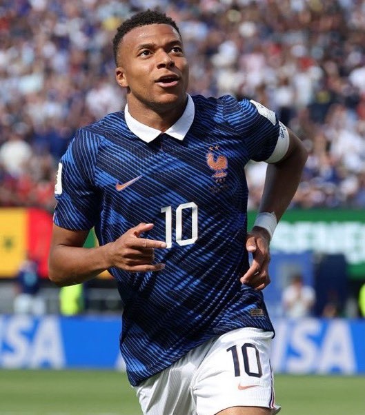 NoodleHairCR7's tweet photo. Respect to Mbappe and Haaland for scoring 7 goals without facing teams like Algeria, Jordan, Austria lmao

Both are doing it through the toughest path in World Cup. https://t.co/2c2R5t29u4