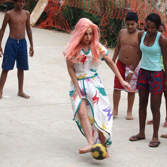 GagaGothic's tweet photo. a lady gaga nunca erraria um pênalti https://t.co/0LEsJqTHad