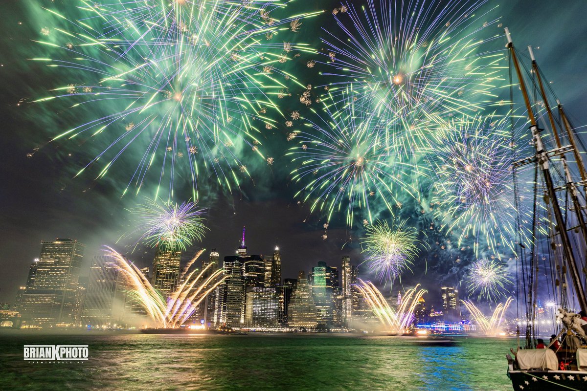 briank_photo's tweet photo. Some of my photos from last nights amazing fireworks display from the 50th anniversary of the @macys 4th of July fireworks designed by @pyrospectaculars and Americas 250th Birthday. 

#fireworks #nycfireworks #canonusa #america250 #happybirthday https://t.co/NxRPznnywD