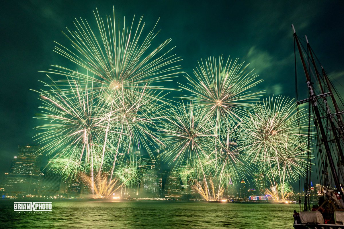 briank_photo's tweet photo. Some of my photos from last nights amazing fireworks display from the 50th anniversary of the @macys 4th of July fireworks designed by @pyrospectaculars and Americas 250th Birthday. 

#fireworks #nycfireworks #canonusa #america250 #happybirthday https://t.co/NxRPznnywD