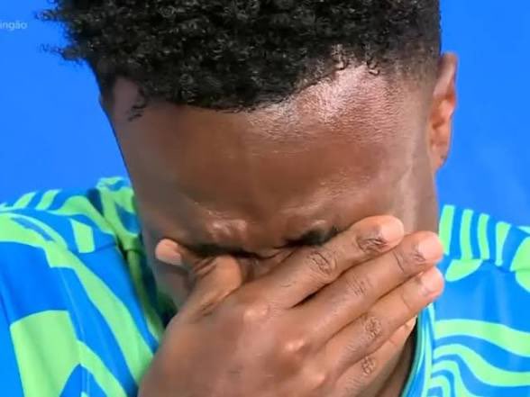 absolutkylian's tweet photo. 🚨 Vinícius Júnior sobre dar o pênalti do Brasil a Bruno Guimarães:

🗣️ “As pessoas vão falar porque ele errou, mas se ele tivesse marcado, ninguém teria questionado a decisão.

Bruno é um dos líderes desta equipe e estava confiante o suficiente para aceitar.

Futebol é sobre confiar em seus companheiros de equipe, não pensar em si mesmo o tempo todo.

Eu não tive nenhum problema em dar a bola para ele.

Infelizmente, não foi do nosso jeito, mas eu tomaria a mesma decisão novamente.

Um pênalti perdido não define o jogador que Bruno é.

Nós ganhamos juntos e perdemos juntos.”