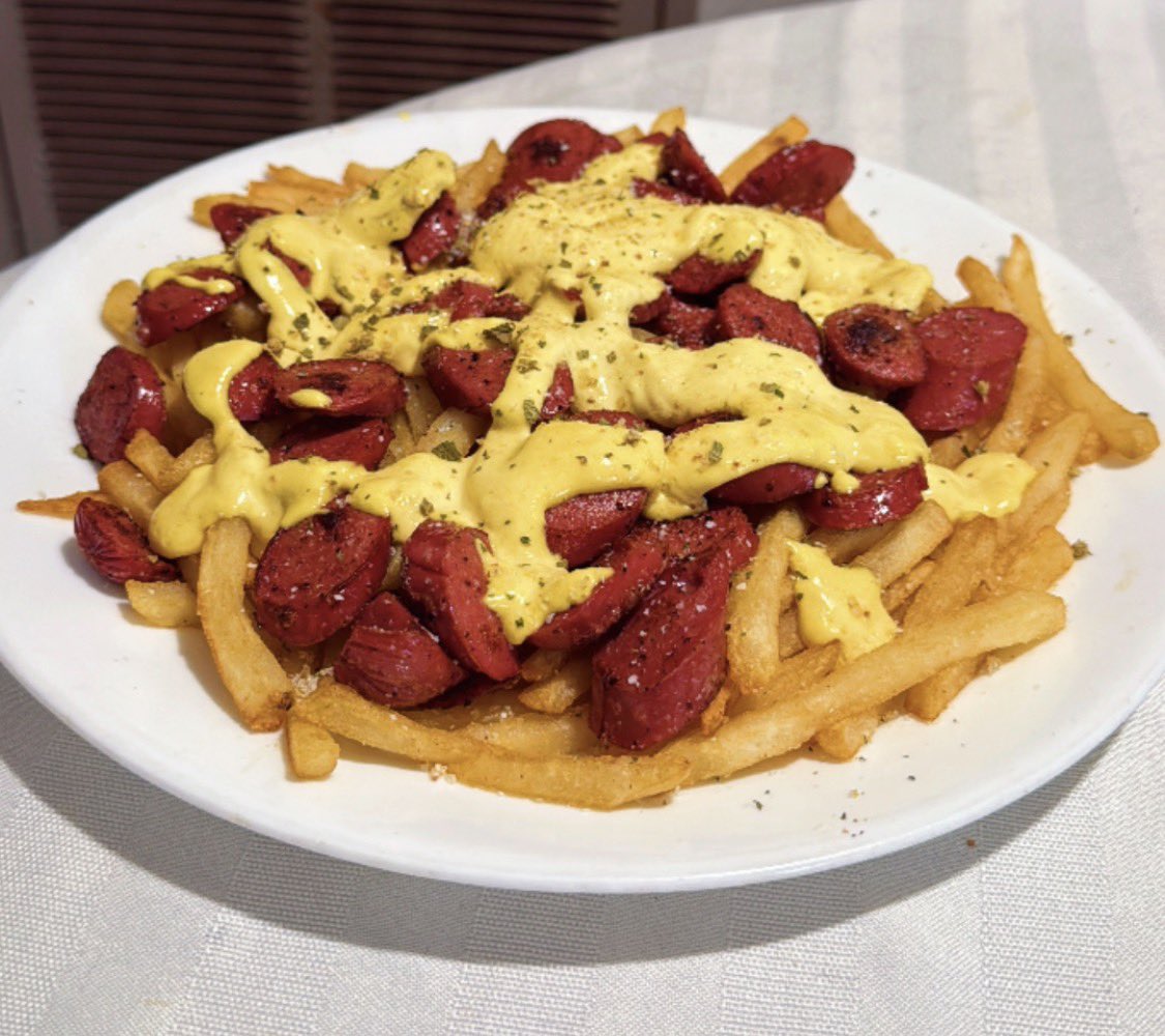 bigizzotheMT's tweet photo. When a Peruvian gets fries and some hot dogs 
We put them together and make them good as fuck https://t.co/YIX5xtljih