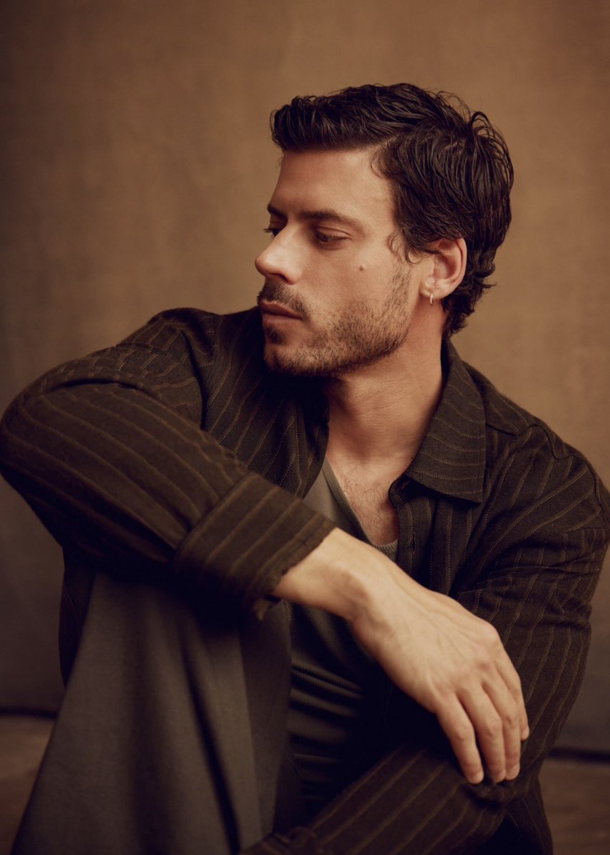 HeatedRivalryBR's tweet photo. 🥳 Hoje, François Arnaud, nosso eterno Scott Hunter em Heated Rivalry, completa 41 anos! 🫦

Desejamos um aniversário maravilhoso e muito sucesso ao ator canadense que nos presenteou com uma atuação MEMORÁVEL como Scott. 🤍🏒 https://t.co/7pEBcFvKYX