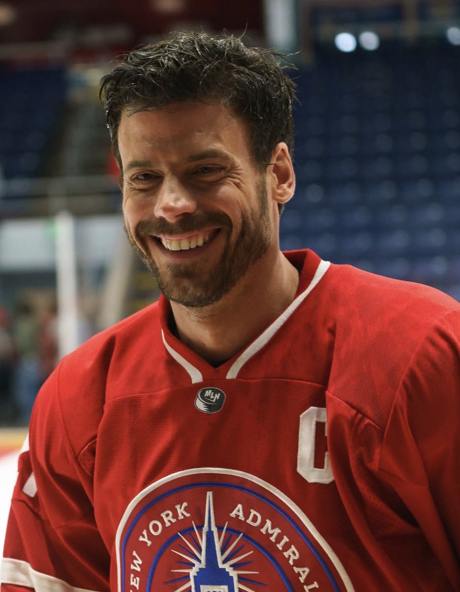 HeatedRivalryBR's tweet photo. 🥳 Hoje, François Arnaud, nosso eterno Scott Hunter em Heated Rivalry, completa 41 anos! 🫦

Desejamos um aniversário maravilhoso e muito sucesso ao ator canadense que nos presenteou com uma atuação MEMORÁVEL como Scott. 🤍🏒 https://t.co/7pEBcFvKYX