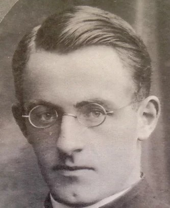 irelandbattles's tweet photo. #OnThisDay 1916 The Rev. Donal Vincent O'Sullivan, a professor of Theology from Killarney, was killed in action during the attack on Bouzincourt at the Somme, when hit by a shell while ministering, as a Chaplain, to a wounded soldier (who survived the war).
#Ireland #History #WW1 https://t.co/1fJJHBEl3s