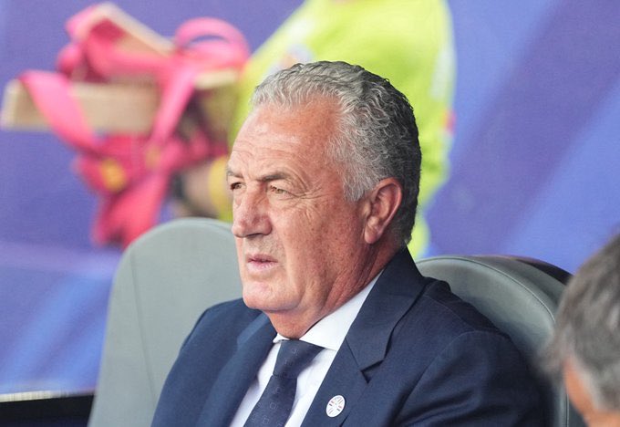ActuFoutreOff's tweet photo. 🗣️ Le sélectionneur du Paraguay 🇵🇾, Gustavo Alfaro, l’avait mauvaise après la défaite face aux Bleus :

« Je ne comprends pas le penalty accordé à la France. Mon ami Gianni (Infantino) m’avait pourtant assuré que le match se jouerait en mode sans règles. » https://t.co/kv7TEMSeIH