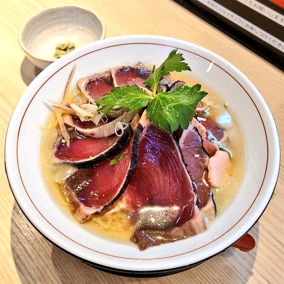 ramenkaiho's tweet photo. 🐟️牧野カツオは7/21㈫までの限定です🐟️
カツオ増しでご注文頂くと〆の出汁茶漬けまでメイン級にお楽しみ頂けます🥰
残しておいた具材をご飯に盛り付け
上からスープをかけて召し上がれ💞 
(スープにinではなく温かいご飯にスープをかけると表面に固まってきている鶏脂が溶けて美味です！) https://t.co/Oo8M4IWZfv