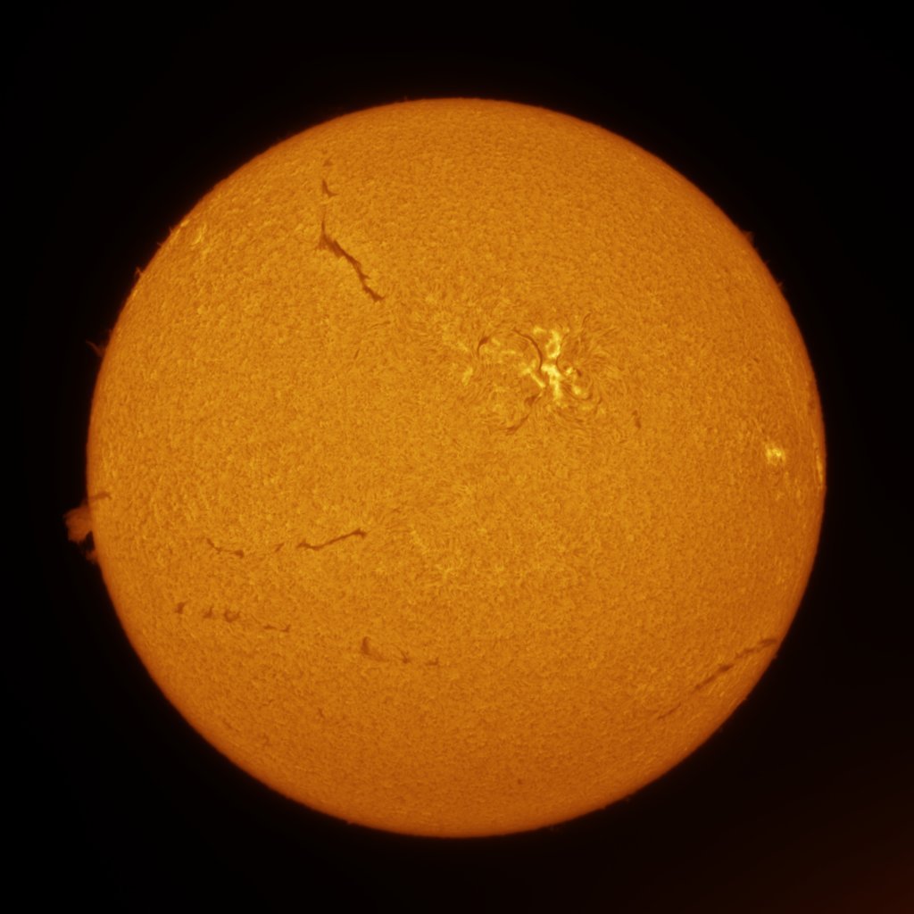 SHO75332848's tweet photo. 静岡県のJhosua氏による、PixInsightのSolar Toolboxでの画像処理後のＨα像。ご本人より、「結構、プロミネンスも彩層も強調できました。球体構造による周辺減光もエタロンムラもある程度抑え込めるようです。」とコメント。
＃PixInsight　＃SolarToolbox　＃太陽 https://t.co/xNMnI4JRH2
