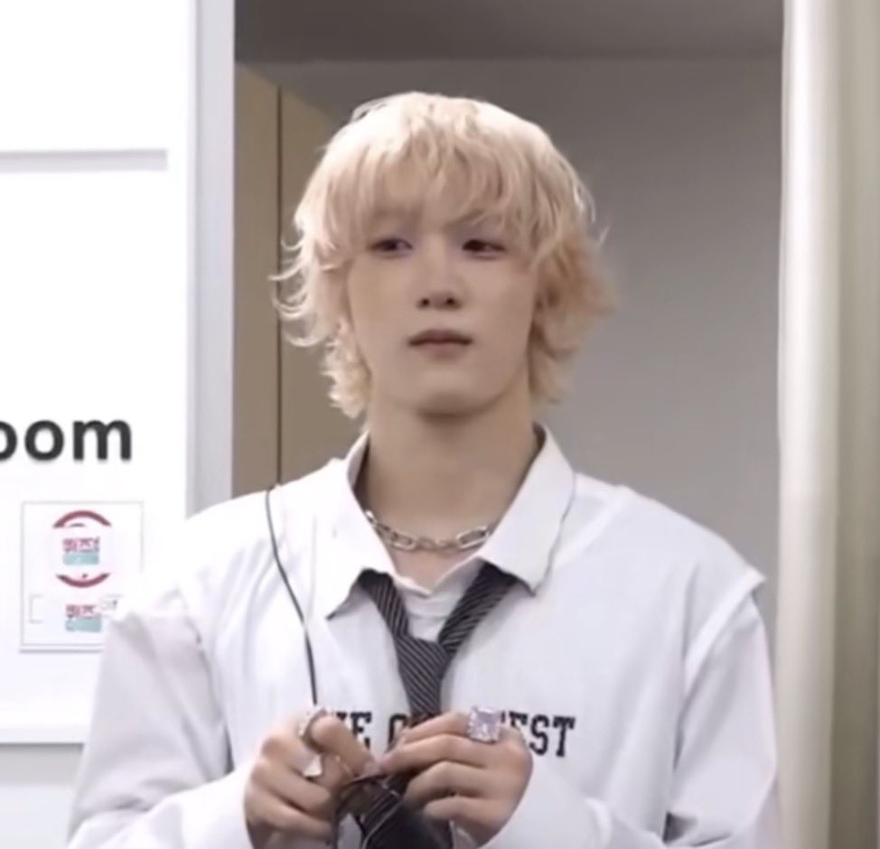 aestroget's tweet photo. What the hell why did p1ecetwt move on so fast from keeho playing guitar in his live. Was I the only weirdo https://t.co/X3HcBHuCkX