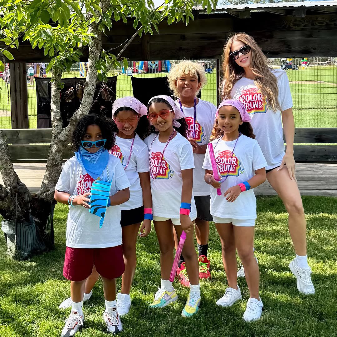 portalkardashbr's tweet photo. Khloé Kardashian publicou no Instagram: “Nossa tradição anual da Color Run!! Nós nos divertimos muuuito nos sujando e entrando na brincadeira! Eu amo essas lembranças! Color Run 2026 💙🩷💜❤️💚🧡💛💙💖”. https://t.co/4Kx9Gs0pEV