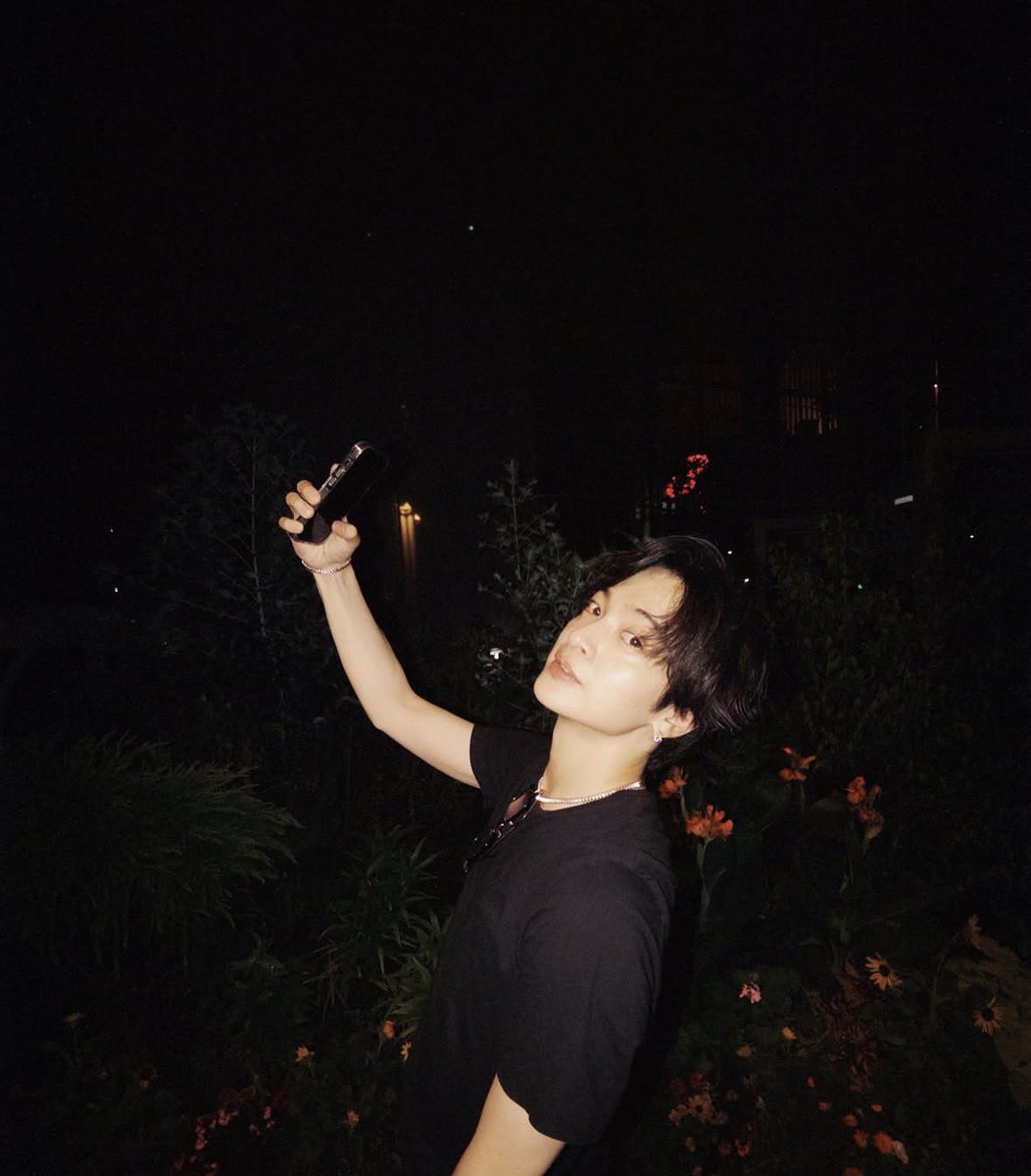 norichi_y's tweet photo. 土日キスマイのライブだったんだけど、夜娘の職場の前でインスタ撮る玉ちゃん笑
イケメンに撮ってもらえてお花も喜んでるでしょう https://t.co/JMuWqvNm7v