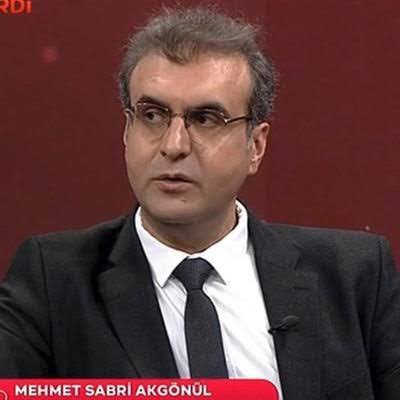 NekadarolduTR's tweet photo. “Türkiye, tarihinin en Amerikancı dönemini yaşıyor.”  diyen bir sosyal medya kullanıcısına,
Siyaset bilimci Mehmet Sabri Akgönül'den tokat gibi cevap:

“Türkiye, tarihinin en Amerikancı dönemini yaşamıyor. Geçti o günler.
Amerika, tarihinin en Türkiyeci dönemini yaşıyor. 

Dahası var: Amerika 2. Dünya savaşı sonrası tarihinin en anti-Avrupa ve anti-İsrail bagajlarını yüklenmiş durumda. 

Gelecek, Amerika-Türkiye-Rusya stratejik ortaklığına doğru gidiyor. (Taktiksel ayrışmalar olacak ama stratejik düzeyde ortaklık kuruldu, ilanı yakındır)

Cehaletiniz ve çökmeye yüz tutmuş statükoya olan haklı ama şuursuz öfkeniz, sizi Türkiye'ye haksızlığa ve dahi düşmanlığa sevk ediyor. Ayık olun.”

@mesaakgonul