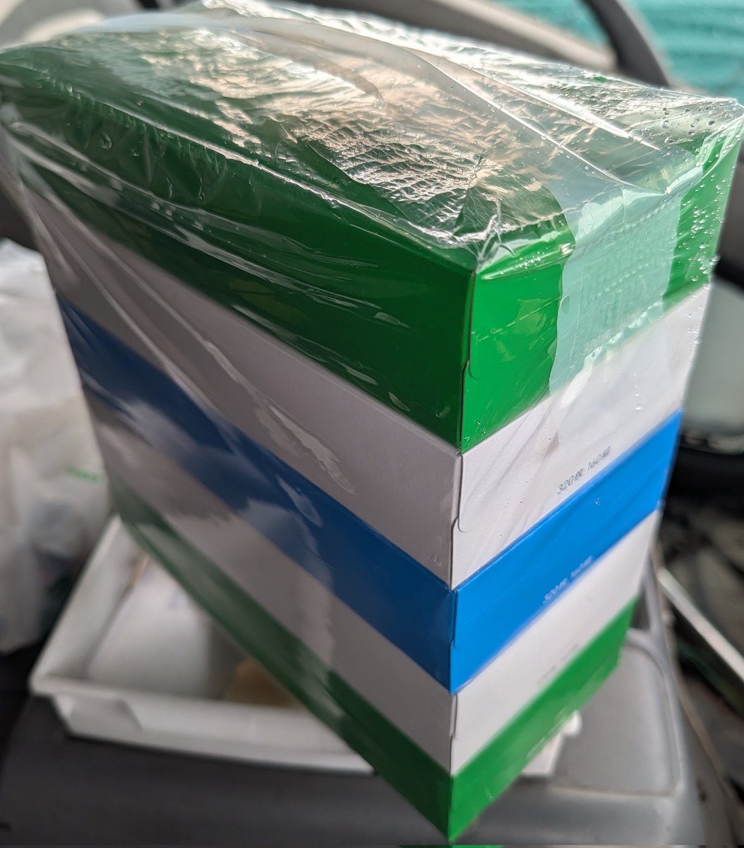pyuuta0309's tweet photo. ファミマのティッシュはファミマカラーなのね。
セブンのはやっぱりセブンカラーなの？ https://t.co/MUfo5wob9m