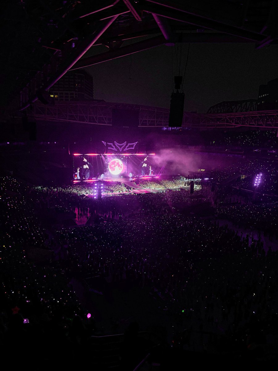 stuckriki's tweet photo. acho que durante xo foi o momento mais lindo do show https://t.co/GgMKoWBAGN