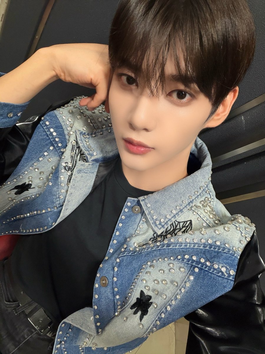 WAKER_official's tweet photo. [📸]

월요일 충전 완료🔋

#WAKER #웨이커 #ウェイカー https://t.co/uboRQMxE1p