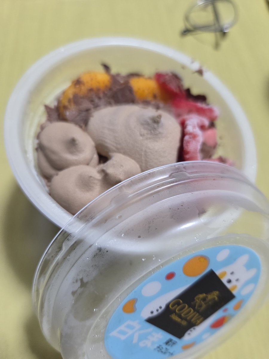 shi8081's tweet photo. 昨日、長女が買ってきてくれて食べた😆GODIVAだけど食べやすいチョコの味✨おいしぃ🥰 https://t.co/EA5Nnkq1i8