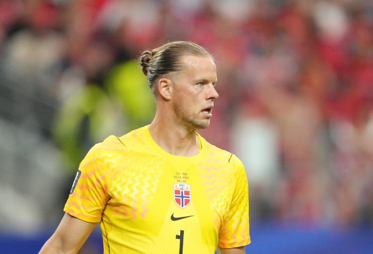 pisto_gol's tweet photo. Ma la gente del calcio sa che #Nyland il portierone della #Norvegia è LIBERO? Ha 35 anni, ma fisicamente è integro, sicuro tra i pali, abile nelle uscite alte-192H. Insomma, farebbe comodo. Ma forse il problema è proprio che non costa niente ‘notte 💤 https://t.co/ZWRJ743QMy