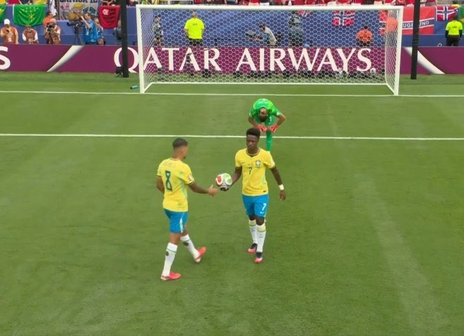 RoloAL1901's tweet photo. Si les pareció cagón que Messi renuncie a su selección, más cagón fue renunciar a patear un penal que podía ser decisivo. Muy cabro lo de Ficticius Junior. https://t.co/sdjke8WLHL