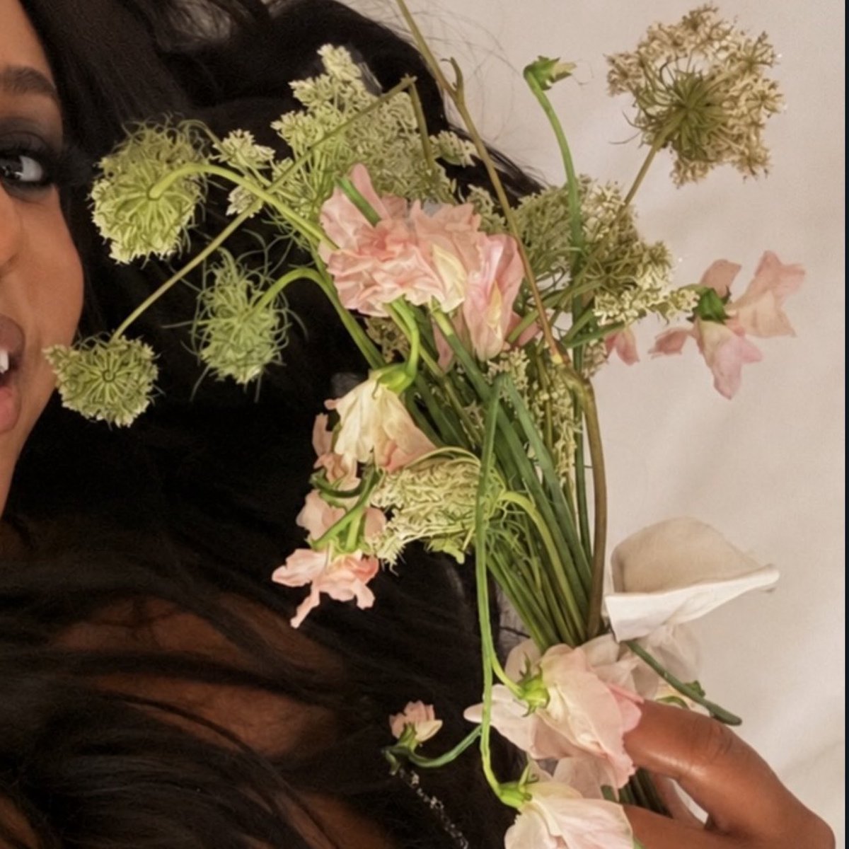 mclr4n's tweet photo. the flowers on tay's bouquet are apparently calla lilies, sweet peas, alliums and queen anne’s lace. they mean faithful love, gratitude, unity, prosperity, protection and trust 😭 so beautiful https://t.co/BcUFeM1esa
