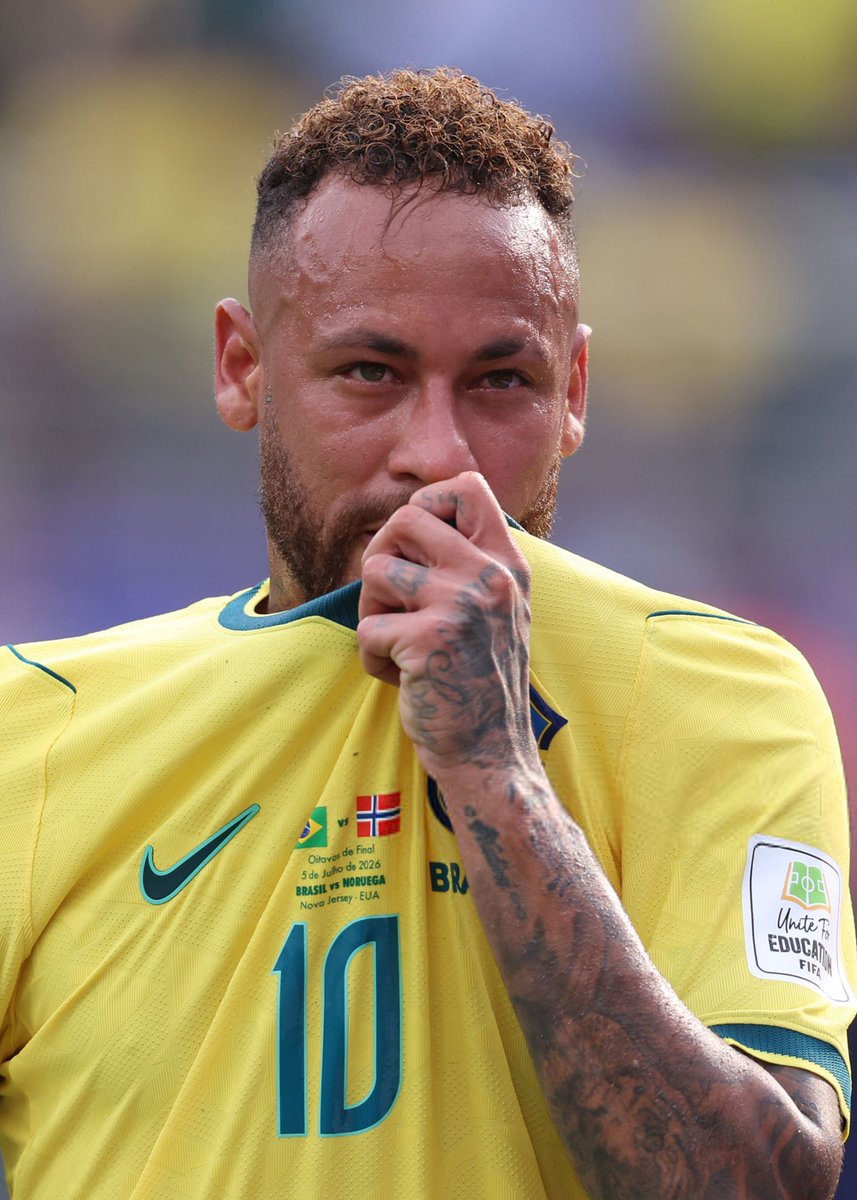 arsenalskitchen's tweet photo. Kenapa saya begitu keras mengkritik Neymar?

Yang jelas, saya tidak membenci Neymar. Di mata saya, dia adalah pemain yang "kasihan" aja. 

Kasihan karena tidak mendapatkan guidance yang tepat dari lingkungan. Jika saja Neymar dikelilingi oleh orang yang peduli, saya yakin dia ini penantang alami untuk Messi dan Cristiano Ronaldo.

Kalau Neymar punya gaya hidup dan pola pikir seperti Messi aja, mungkin duologi alien tidak akan terjadi. Kita bisa melihat trio terbaik di zaman yang sama.

Yah, itu kalau kita melihatnya dari sisi "what if". Dan celakanya, cuma bisa sampai sana saja.

Karena di Piala Dunia ini, di mata saya, Neymar itu egois. Saya menghargai perjuangannya bersama Santos demi kembali ke timnas. Siapa yg nggak mau main di Piala Dunia, kan.

Namun, kita nggak bicara pemain yang bugar dan sehat. Fisiknya udah nggak 100% lagi dan menjelang penentuan skuat, dia nggak bugar. 

Saya selalu memegang kepercayaan bahwa leader yang baik tahu kapan harus tut wuri handayani atau mendukung dari belakang. Dia bisa saja tegas ke Ancelotti bahwa ada pemain yang lebih layak dari sisi kebugaran dan akan berguna untuk tim.

Publik Brazil mencintai Neymar itu wajar. Dia adalah "jembatan" antara generasi monster ke generasi masa kini. Dia merasakan bermain bersama Ronaldinho dan Vini.

Cinta dalam rasa, dan cinta di atas lapangan bagi saya agak berbeda. 

Cinta di lapangan itu harus penuh logika. 

Kalau hanya mengedepankan rasa, bukan bahagia yang didapat, tapi romantisasi pecundang bernama besar saja.

Dan itulah yang membunuh Brazil. Romantisasi yang gagal memberi hasil.