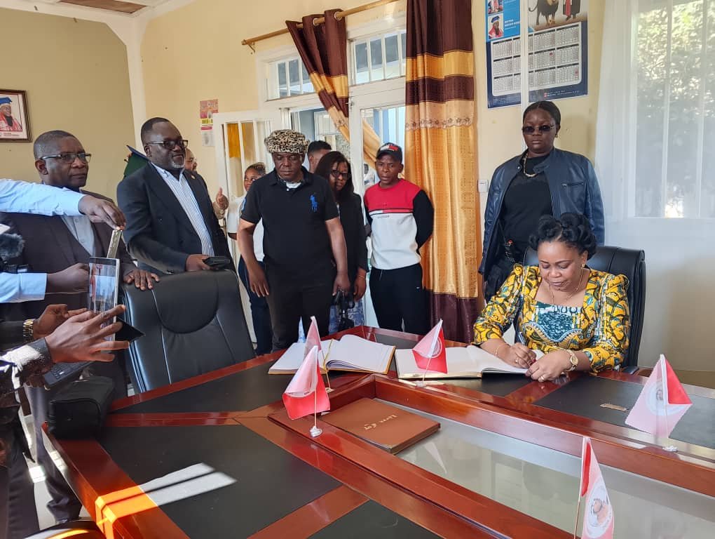 JimmyKalenga3's tweet photo. Heureux d’avoir reçu la visite de son Excellence Madame la Ministre Nationale du genre, famille et enfant (Micheline Ombae Kalama) de la RDC à l’Université Technologique M’siri 1er ce dimanche 5 juillet 2026 à Bunkeya, juste après sa participation au 28ème anniversaire de la fête du trône de Sa Majesté Mwami Mwenda Bantu Masuka Kaneranera Munongo Godefroid Junior, Grand Chef des bayeke et du Garenganze. Après sa visite, elle nous a fait l’honneur avec le DG de L’ISTM M’siri 1er , de placer un mot dans les livres d’or de l’université et de l’ISTM M’siri 1er.