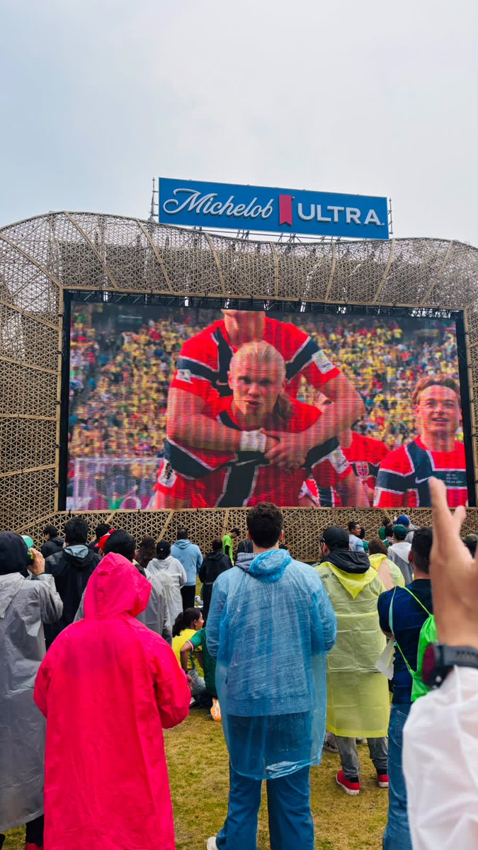 ximeamaya's tweet photo. Y pues la verdad en la polla futbolera puse ganando a #Brasil pero mi corazón estaba con #Norway y Haaland por supuesto!
Los de aquí tocó darles #SmirnoffIce porque los consumió la ira de ver ganar mis vikingos! https://t.co/h86Eu5p3N1