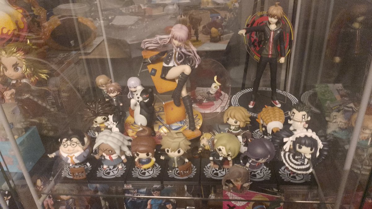 StaffCassael's tweet photo. Ya vuelven mis tesoritos a dónde siempre debieron estar, tenerlos 2 años metidos en cajas sin poder exponerlos me puso bastante triste la verdad.
Que bendición no tener que compartir piso más god bless 🙏

Viva Danganronpa:<<< https://t.co/AtN4y4YqPK