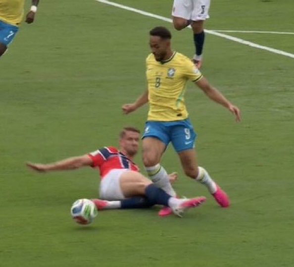 ChinoUTD's tweet photo. 🚨 Mourinho on Brazil vs Norway:

🗣️ Reporter:
“Was there anything you would’ve done differently?”

🗣️ Mourinho:

“Only two things. I would’ve let the player who won the penalty take it… or I’d have given it to Vini. Then I would’ve kept Cunha on. Norway never looked comfortable with him.

Sometimes a player doesn’t need a goal or an assist to change a game. Sometimes his presence is enough. Brazil lost a bit of that when he came off.”