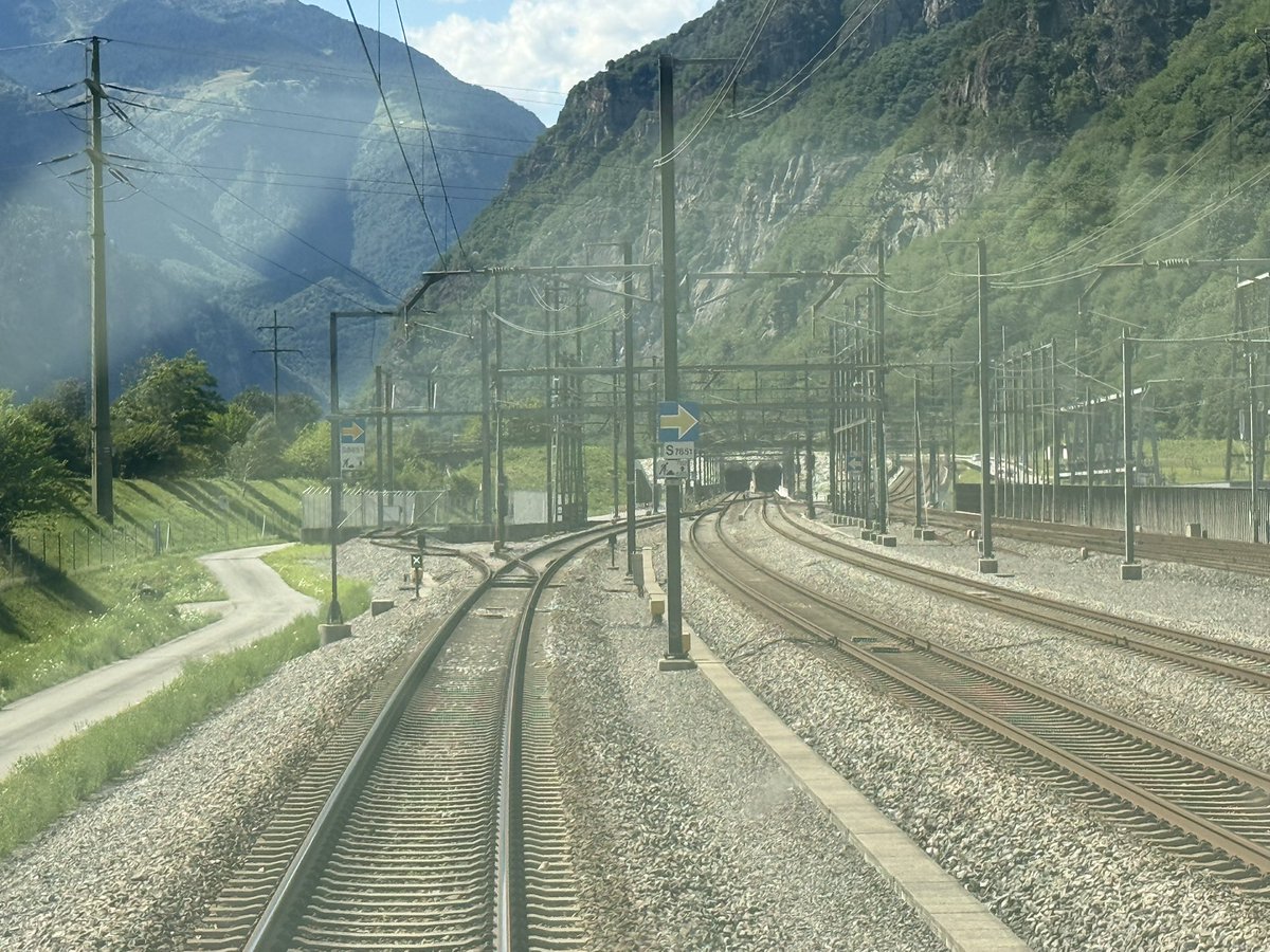 matzelokf's tweet photo. Letzter Tag vor dem Frei, heute ging es mal nach Basel. Wie fast immer mit Verspätung und es war viel los. Warten vor dem Portal. Und am Schluss nur bis Basel RB, sonst wäre ich nicht mehr zurück gekommen. Verpflegung auf der Dienstfahrt. #BLSCargo https://t.co/qc0ckdRQBy