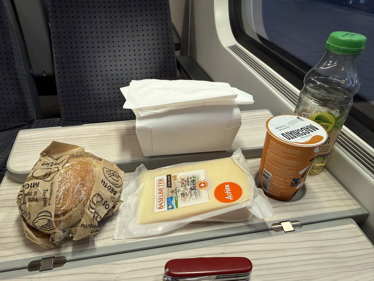 matzelokf's tweet photo. Letzter Tag vor dem Frei, heute ging es mal nach Basel. Wie fast immer mit Verspätung und es war viel los. Warten vor dem Portal. Und am Schluss nur bis Basel RB, sonst wäre ich nicht mehr zurück gekommen. Verpflegung auf der Dienstfahrt. #BLSCargo https://t.co/qc0ckdRQBy