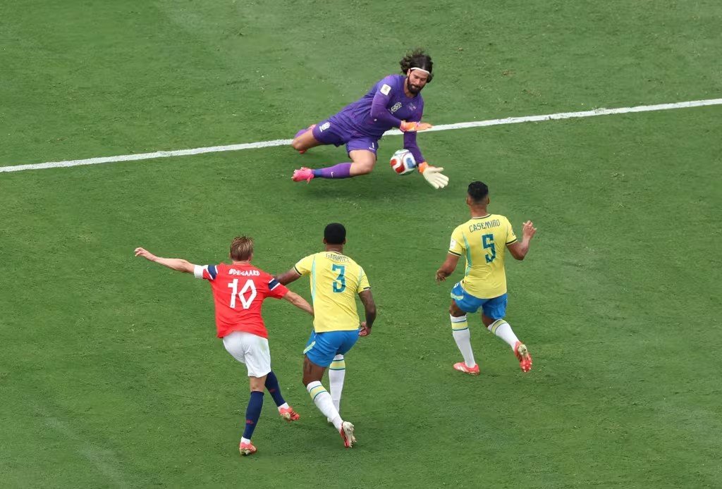 andrevbt's tweet photo. 3. quinze minutos da 1ª etapa se reduziu a alongar no alto pra Haaland disputar com os zagueiros e sobrar alguma segunda bola. Foi dessa maneira que tiveram sua melhor chance até o gol, com Odegaard, para bela defesa de Alisson.  O Brasil, ao contrário, desperdiçou oportunidades. https://t.co/9NtUaeaqav