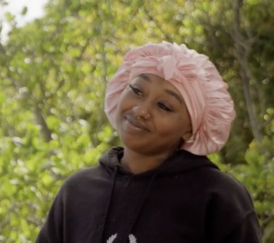 nyxstrr's tweet photo. Alanna knew she was having a timeeee with Dava 😂 but she wanna act infront of the girls lol they wanna be cool with house A so bad they just don’t want to admit it  #baddiesgonewild https://t.co/PDQMwGusRE
