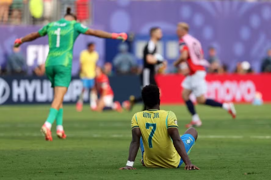 andrevbt's tweet photo. 12. aos noruegueses. 

A derrota coloca de vez a Seleção na berlinda. Confirma a crise da nossa camisa, q virou freguês de europeus no mata-mata. A freguesia é ainda mais grave pq nas últimas três Copas eram jogos que deveríamos ter vencido, não só por termos mais time, mas pq https://t.co/3fmU4Cbrxp