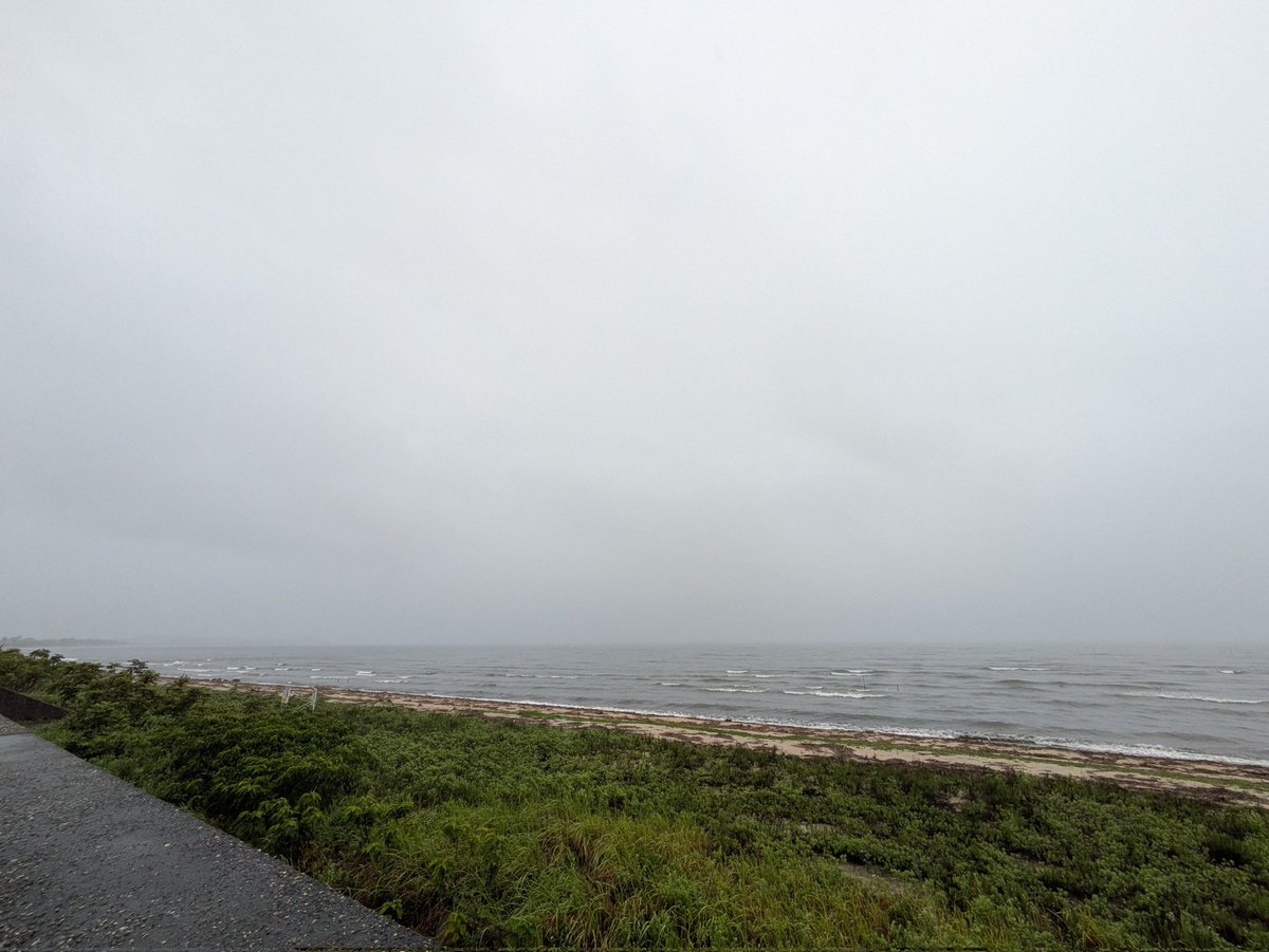 yocchel's tweet photo. おはようございます。
梅雨空が続きます。🙄
風も無く波も見当たらないけど、うねりが入っているようで波打ち際は白く見えます。
これから強めの雨が降るそうですょ。😓 https://t.co/oQKOrnaEuL