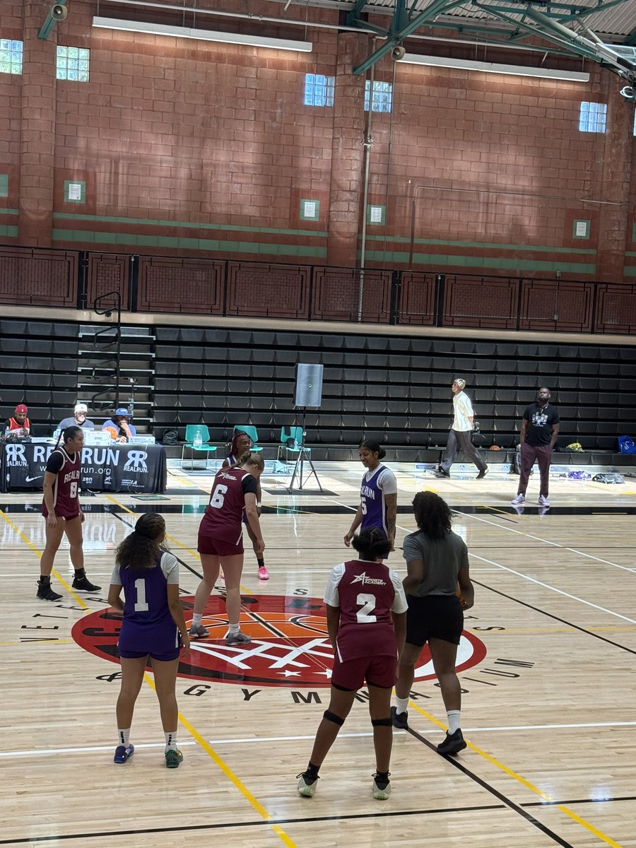 Dave_Yapkowitz's tweet photo. Back at @OfficialRealRun @realrun for the women’s slate of games. Always a good mix as well of D1, D2, D3, NAIA and JuCo players. Last game of the day features recent Cal State Bakersfield (Big West) commit Hunter Hudson. https://t.co/RlK64hoWgX