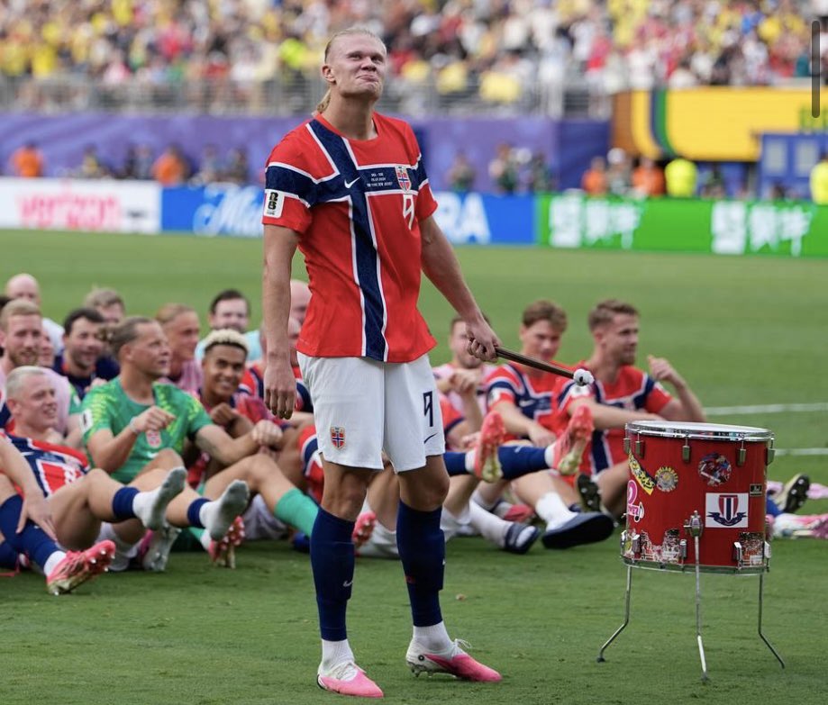 VegarKulset's tweet photo. Erling Braut Haaland looked like he enjoyed leading the rowing chant just as much as he enjoyed scoring. 🇳🇴❤️ https://t.co/AY9kJTg4lI