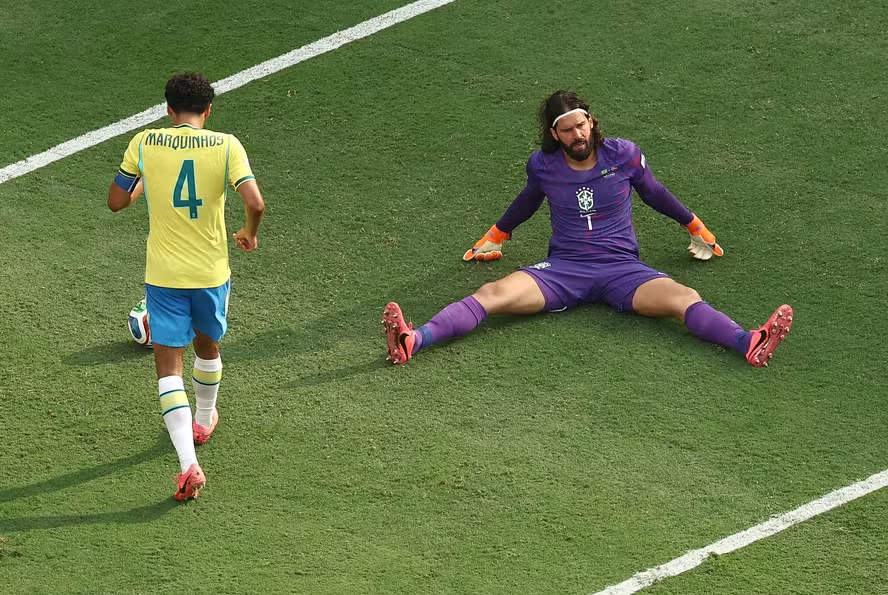 andrevbt's tweet photo. 13. criamos mais chances. 

Se há algo positivo nessa eliminação é enterrar a geração Neymar de vez. Com tudo ao redor dela. Todo o marketing falso que impõe Neymar na seleção, que obriga sua escalação, que exige sua presença em campo.  Neymar é o símbolo do decaimento da Seleção https://t.co/k04liv3M9L