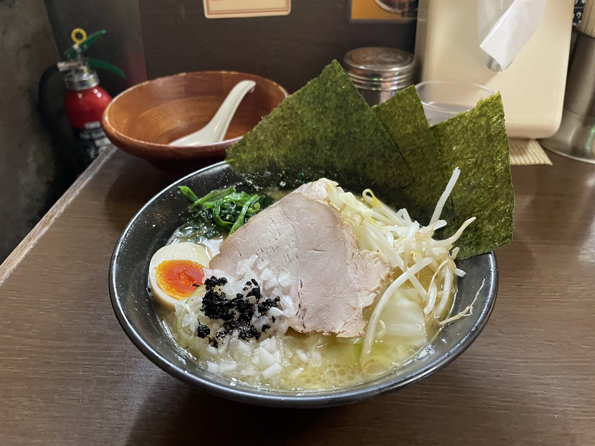 tunamayodesuna's tweet photo. #薬モンといっしょ 
横浜ラーメン❗️一日観光とライブではちゃめちゃ汗かいたあとに食べたのでめっちゃキマった(塩分が) https://t.co/TqxVAcDuoj