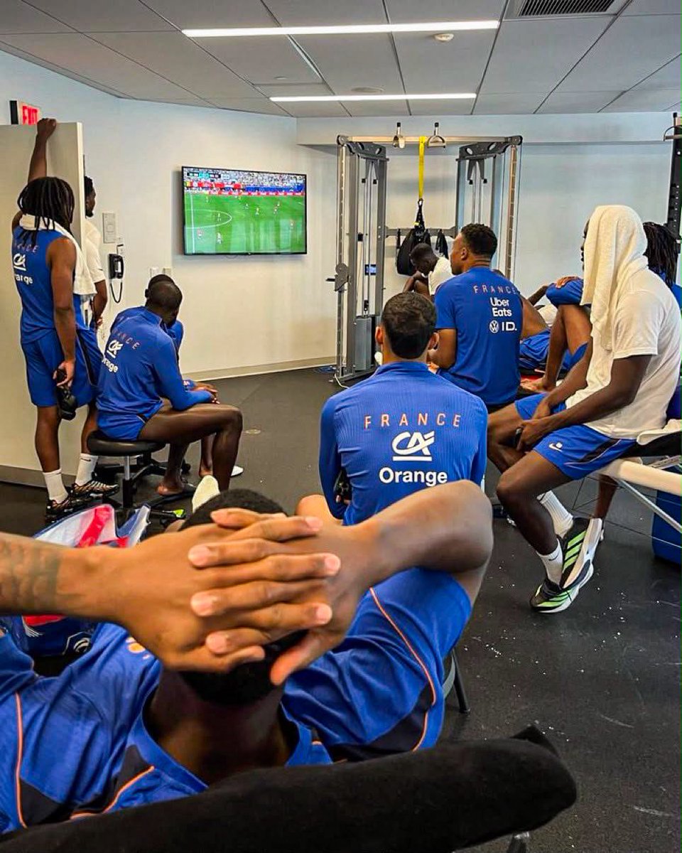 sudanalytics_'s tweet photo. Esta imagen de los jugadores franceses, en el gimnasio, mirando el final de Brasil-Noruega.

La Copa del Mundo. 🍿🚬 https://t.co/5NwSXcgGna