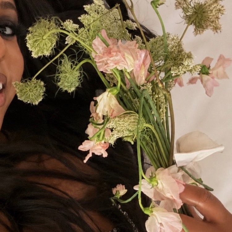 theTSupdates's tweet photo. Here comes your florist break… 🤓💐

From the part we have seen of Taylor Swift’s boquet, it’s made of:

• Sweet Pea: Ward off evil and protect the bride they also symbolize lasting bond and blissfulness 
• Queen Anne's Lace: Safety refuge and sanctuary and a happy home with comfort and grace