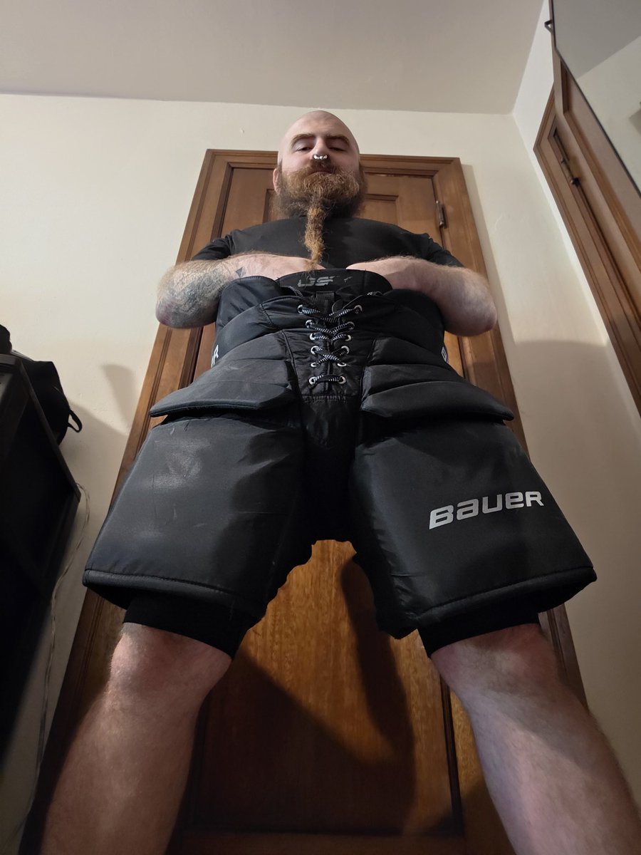 PayBackTheDude's tweet photo. Gonna be showing off my new (used) goalie gear this week! Reimbursement on my Throne.

First off, pants! https://t.co/vbia6IH1Qo