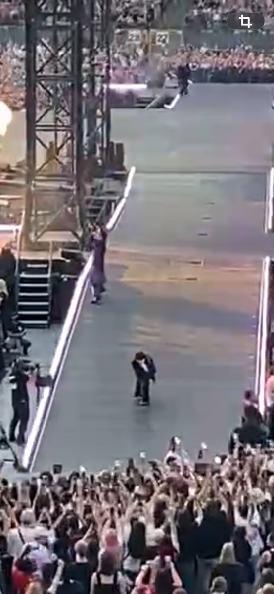 angelxonfire's tweet photo. i miei video del concerto danno letteralmente quel meme del livestream tutto pixelato 
(ho un iphone 11 in fin di vita, questo è il massimo che fa) https://t.co/iClEXHyDsO