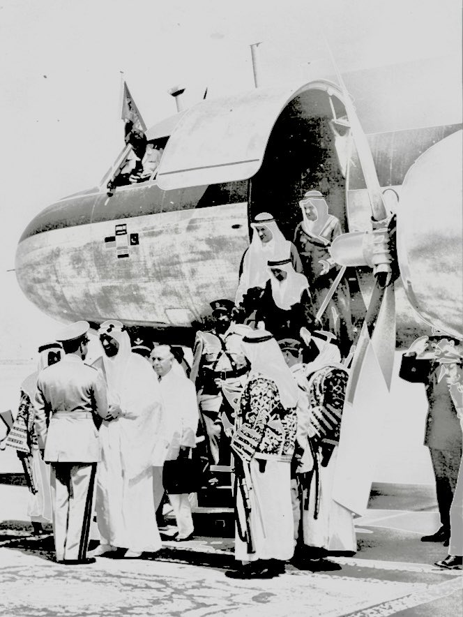 kingsaud's tweet photo. زيارة #الملك_سعود إلى إيران ، وإستقبال الإمبراطور شاه ايران رضا بهلوي له في المطار  (ويظهر ظهره للكاميرا)  ، وذلك لدى وصوله إلى مطار مهرآباد بطهران، وخلفه الأمير محمد بن سعود والشيخ عبدالله بالخير ، رحمهم الله ،في زيارة رسمية تستغرق ثلاثة أيام . 12 أغسطس/آب 1955. (تصوير: وكالة يونايتد برس).