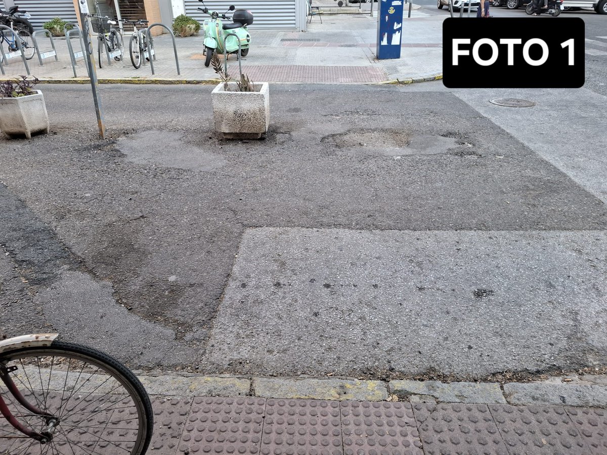 kisko1982's tweet photo. Le escribo en la app de Sevilla para un arreglo:
Primera foto: Como está desde hace mucho tiempo.
Segundo foto: Un ejemplo para que vean mas o menos lo que digo que estaría bien. (Foto echa con IA)
Tercera foto: Lo que han echo. (Y encima estarán orgullosos). https://t.co/hz2OCEV3Yp