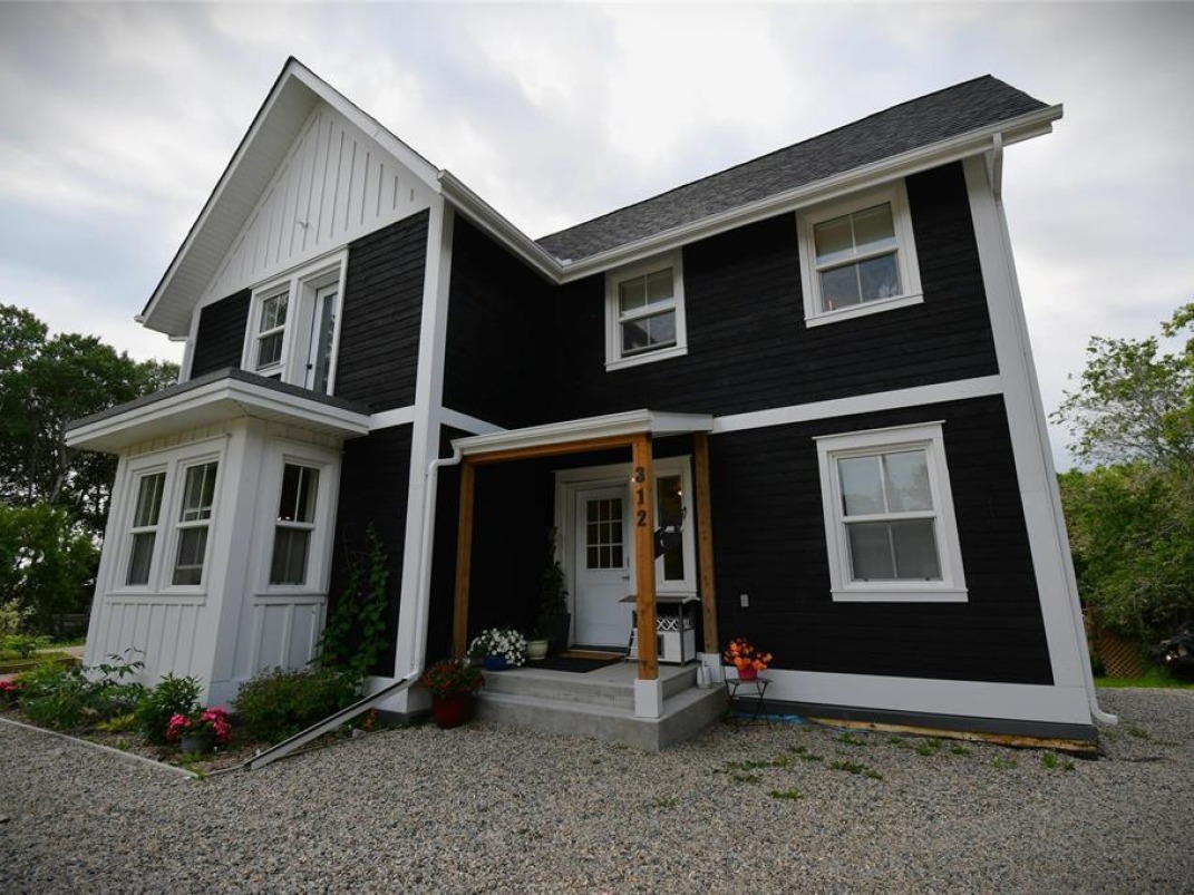 CottageMarketer's tweet photo. *CHARM, GORGEOUS * HOME FOR SALE!
https://t.co/ulbNIW3Aht
Property Type: Residence
Province: Manitoba
Waterbody: Lauder Lake
Agent: Lyndon Shuya
#Findyoursliceofheaven #cottagemarketer #cottageliving #cottagerealtor #canadiancottage #cabinlife #canadarealestate https://t.co/VAAnv8k67z