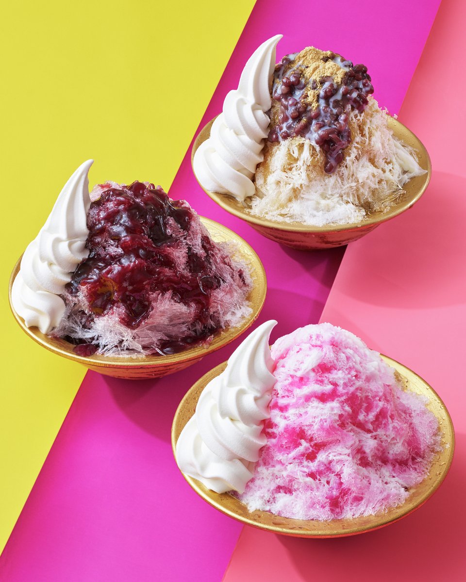 KomedaOfficial's tweet photo. 夏といえばこれ！コメダ珈琲店のかき氷🍧
今年は新商品3品と定番2品、あなたならどれを選びますか？
気になる味を、ぜひ絵文字で教えてください👇
.
まず注目したいのは、今年の新商品3品！
.
🍑もも太郎氷
【東日本・東海エリア限定】
新潟県のご当地アイス「もも太郎」とのコラボ商品。
名前は「もも太郎」だけど、実はいちご味！
りんご果汁で作られたかき氷バーの味わいを再現しました🍓🍎
.
🖤黒蜜きなこのぜんざい氷
【西日本エリア限定】
国産の香ばしいきなこと、沖縄県産黒糖を使用した黒蜜シロップに、北海道産小豆ぜんざいのやさしい甘みを合わせた、和スイーツ感たっぷりの味わいです。
.
🫐アサイーミックス氷
スーパーフード「グロッソアサイー」を使用。
アサイー、ブルーベリー、バナナをミックスした、フルーティーな香りとさわやかな酸味、深みのある味わいをお楽しみください。
.
そして、やっぱり外せない定番も🍧
・💗いちご氷
・🍵宇治抹茶氷

※店舗により一部メニュー内容・価格が異なります。
※2026年7月6日現在の情報です。
※写真はイメージです。
※写真はおすすめトッピングです。
※もも太郎氷のかき氷シロップにりんご濃縮果汁約0.1％使用（いちご果汁の使用なし）。
※アサイーミックス氷のかき氷シロップに濃縮ブルーベリー果汁約7.6％、バナナピューレ約3.4％、アサイーピューレ約0.7％使用。アサイーボウルの風味をイメージしています。
※いちご氷のかき氷シロップにいちご果汁は含まれておりません。