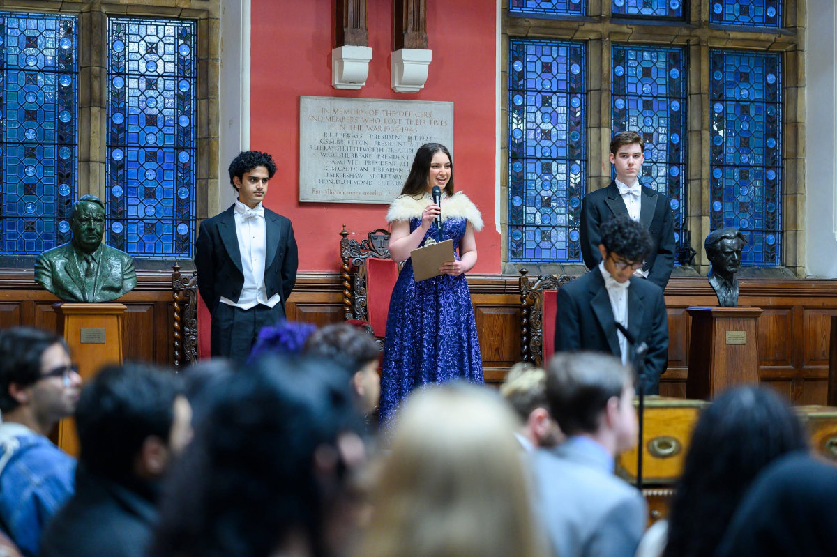 arabnews's tweet photo. @OxfordUnion #SPOTLIGHT: Why did @OxfordUnion invite #TommyRobinson? First #Palestinian president Arwa Elrayess explains free speech principles behind controversial decision https://t.co/VJk3gFf39i https://t.co/DqkbNLGMMS